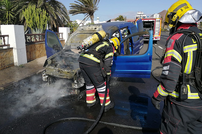 Los Bomberos Extinguen El Incendio De Un Vehículo En Tahíche | Diario ...